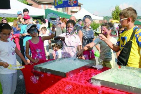 Bimbi in festa in via Madre Teresa