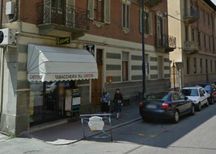 Bloccati e minacciati con una pistolaPoi la fuga dei rapinatori attraverso il parco