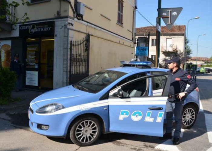 Boccette di profumo sotto i vestitiper non pagare: un arresto