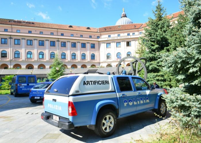 bomba tribunale polizia artificieri