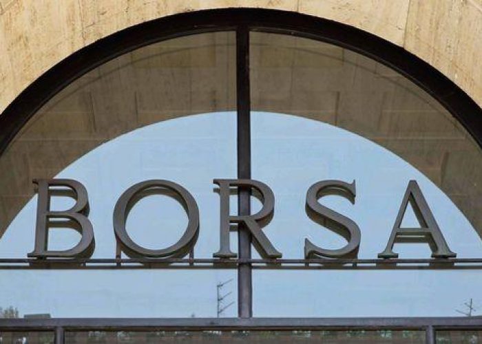 Borsa/  Milano accelera, Ftse Mib + 2,5%,spread cala ancora a 411