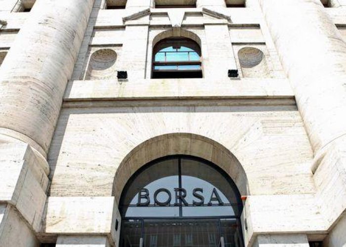 Borsa/ Milano accentua rialzo Ftse Mib +0,82%, bene Fiat ed Eni