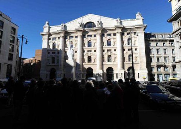 Borsa/ Milano apre in lieve calo,Ftse Mib -0,2%. Realizzi su Fiat