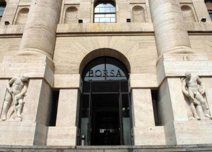 Borsa/ Milano apre in ribasso, Ftse Mib a -0,9%