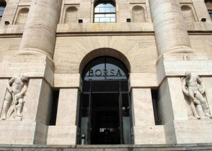 Borsa/ Milano chiude in lieve calo (-0,38%), acquisti su banche