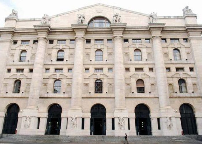 Borsa/ Milano frena e chiude a -0,1%, attesa per Bersani al Colle