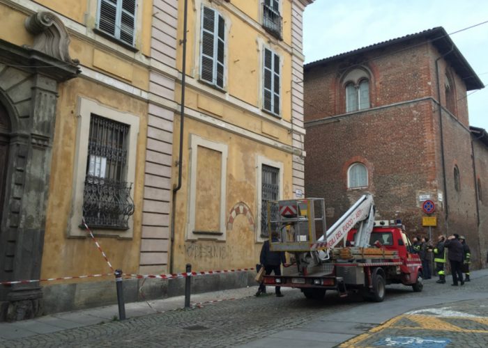 Cadono calcinacci da Palazzo Gazelli,via Quintino Sella chiusa al traffico