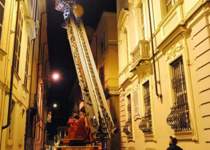 Calcinacci dai tetti di corso Alfieri