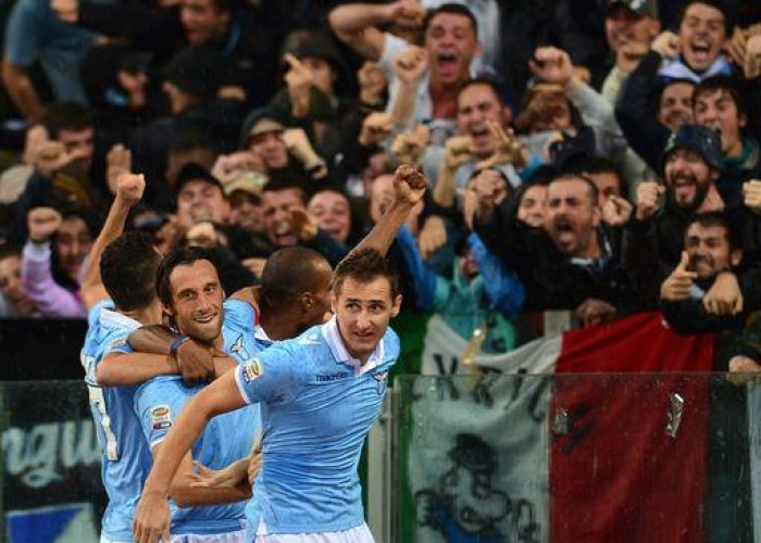 Calcio/ Serie A: Lazio batte Roma, il Milan perde ancora