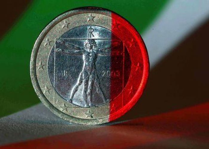 Cambi/ Euro in calo sul dollaro a 1,3053. Pesa voto in Italia