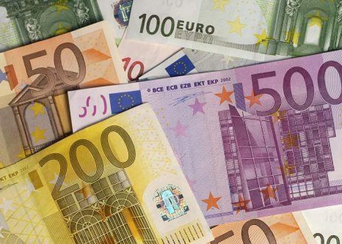 Cambi/ Euro in rialzo sul dollaro, scambiato a quota 1,3297