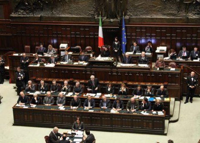 Camere/Grillini 'occupano'anche Camera,declamando la Costituzione