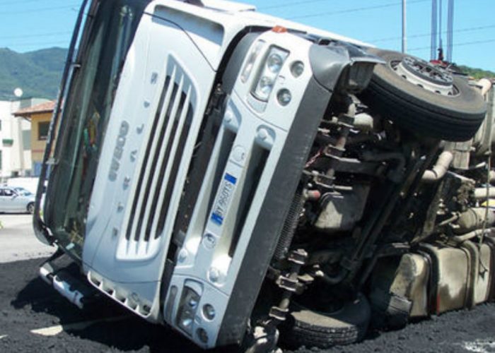 Camion di mele si rovesciasulla A21 nei pressi di Villafranca