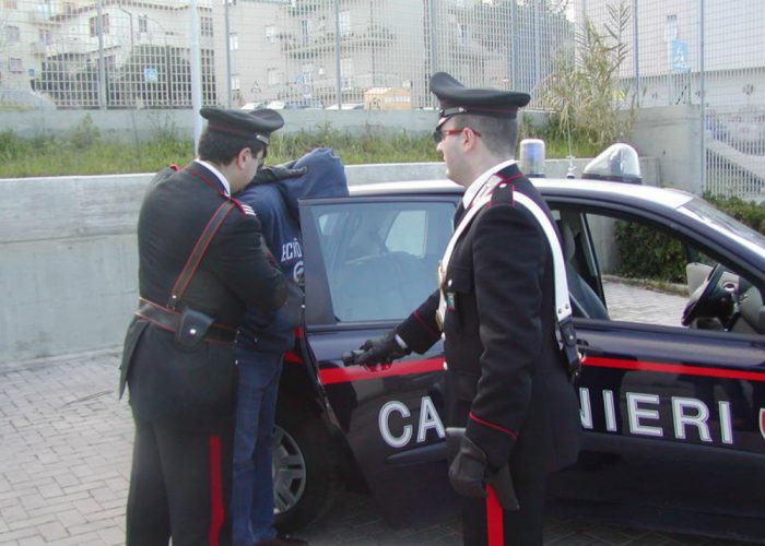 Cammina in mezzo alla strada,poi si avventa contro i carabinieri: arrestato