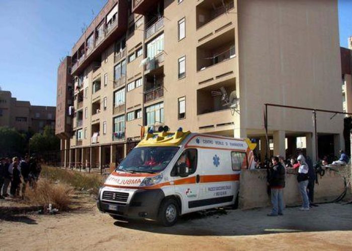 Camorra/ Napoli, agguato in cortile scuola: ucciso pregiudicato