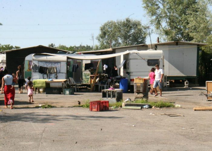 Campo rom, bagni e allacciamenti idrici per 175