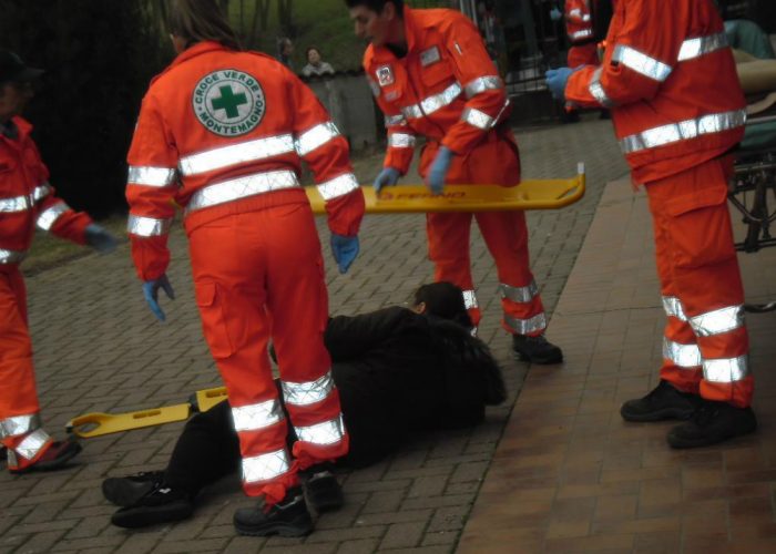 Cane fuori controllomorde quattro persone