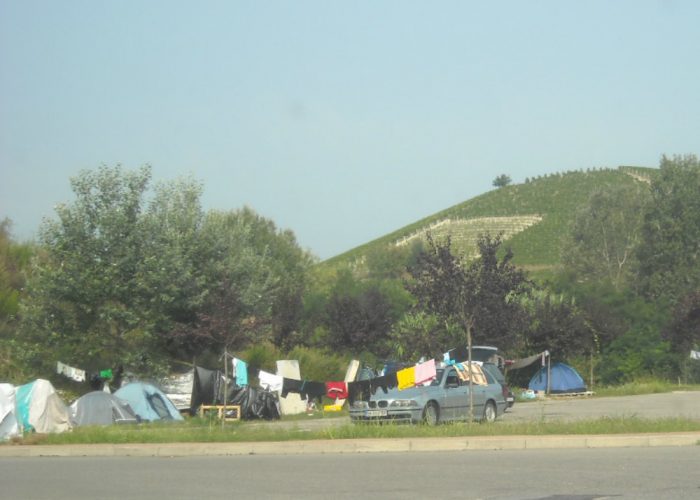 Canelli, per ora pochi vendemmiatoridall'Est sotto tende improvvisate