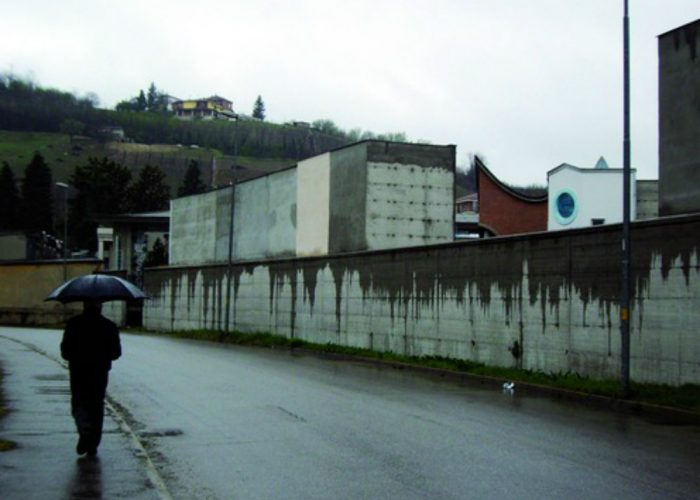 Canelli, predoni al cimiteroRubati rame, tosaerba e badili