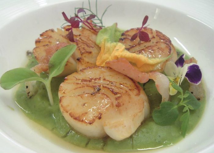 Capesante scottate, crema di piselli e basilico e guanciale croccante