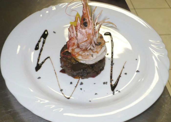 Caponatina di melanzane in agrodolce con gamberoni scottati alle nocciole di Langa