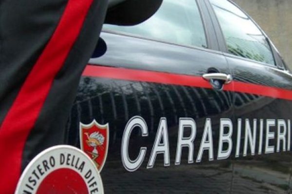 Foto carabinieri generica, auto con militare dell'Arma con paletta / Foto Carabinieri