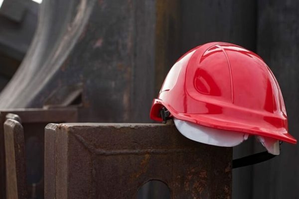 casco protezione sicurezza lavoro metallo costruzioni