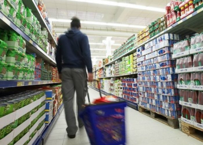 Cassiera ruba generi alimentari nel "suo" supermercato per necessità