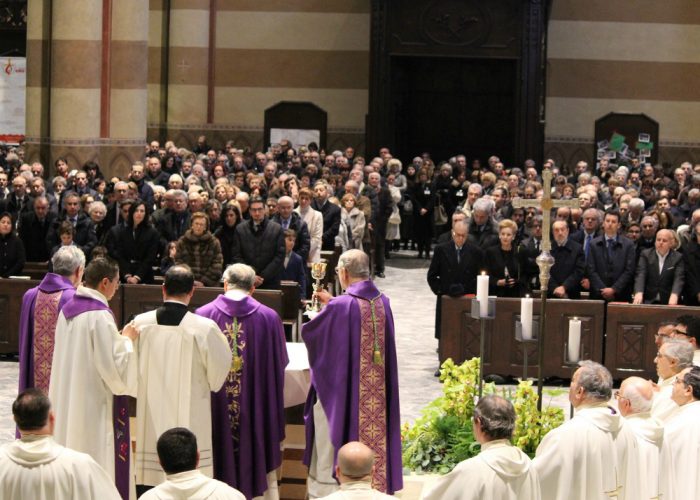 Cattedrale gremita, Mons. Ravinale celebra messa in ricordo di Michele Ferrero