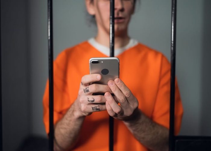 A dangerous criminal with tattoos on his face in prison got a smartphone to commit cyber crimes over the Internet