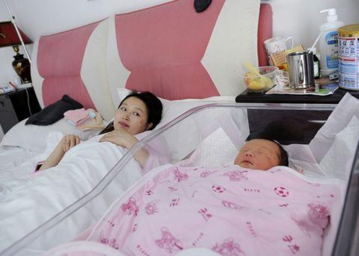 Cina/ A Wuhan si studiano multe per le mamme non sposate