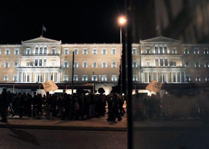 Cipro/ Manifestanti bruciano bandiera europea davanti parlamento