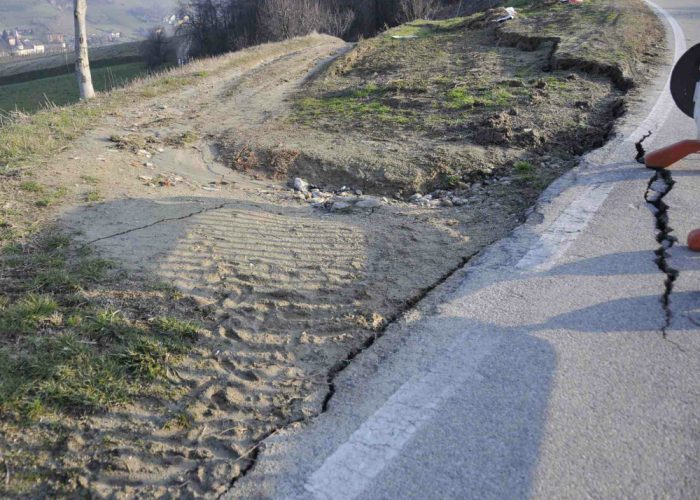 Cisterna, frana la collinaA forte rischio la strada