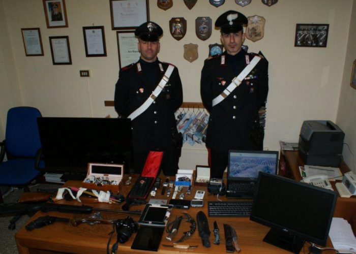 Colti sul fatto mentre rubano in casaTentano fuga nei campi, arrestati in tre