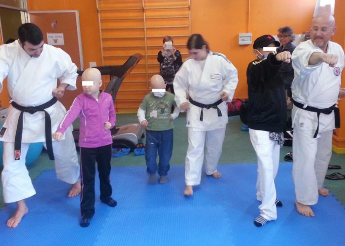 Combattere il cancro a lezione di karate