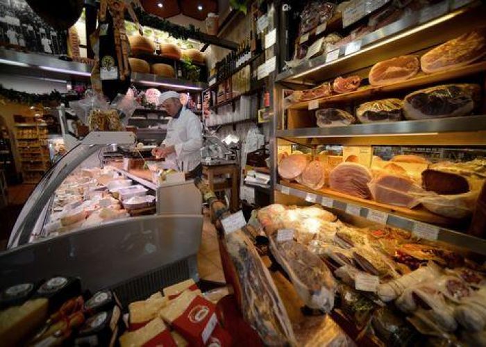 Commercio/ Istat: Vendite 2012 giù del 2,2%, peggiore da 1995