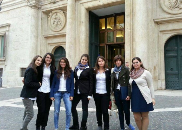 Con la scuola in Parlamento tra iPad, striscioni e assenti