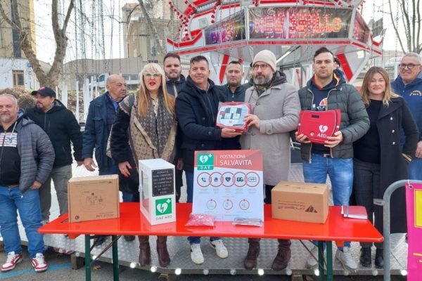 consegna defibrillatore luna park di Asti