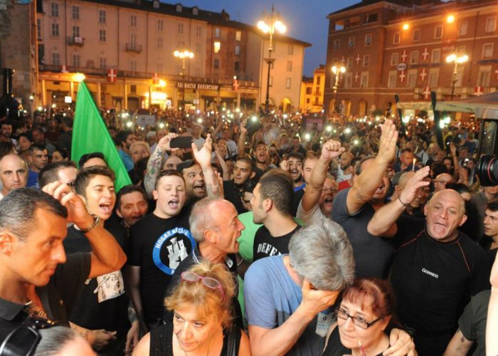 Corsivo - In quella piazzanon c'era il ricordo della vittima