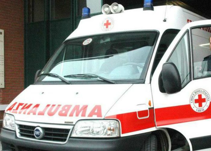 Corso XXV aprile, lancia la mountainbike contro l'ambulanza