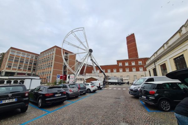 costruzione della ruota panoramica ad Asti