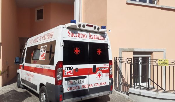 Arrivo ambulanza clinica San Giuseppe