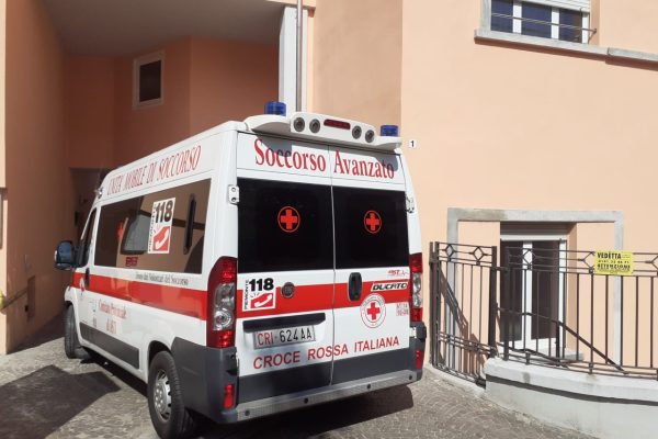 Arrivo ambulanza clinica San Giuseppe