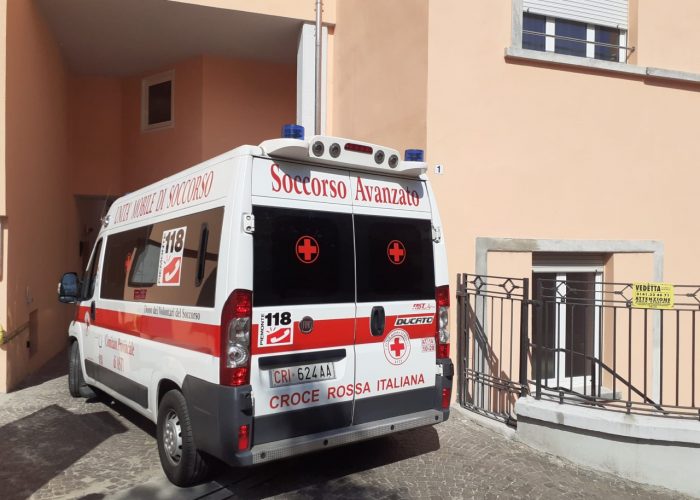 Arrivo ambulanza clinica San Giuseppe