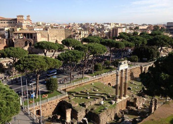 Crisi/ A Roma bombe carta contro polizia, cariche alleggerimento