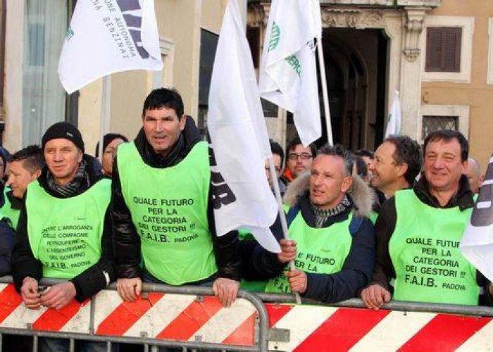 Crisi/ Cerved:In 2012 chiuse oltre 100mila imprese,+2,2% su 2011