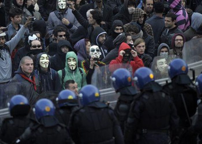 Crisi/ Corteo Lisbona, polizia carica manifestanti