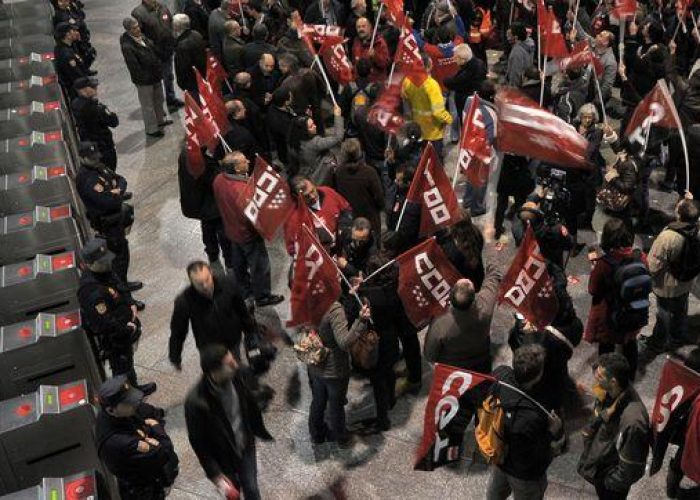 Crisi/ Spagna, scontri a Madrid tra manifestanti e polizia