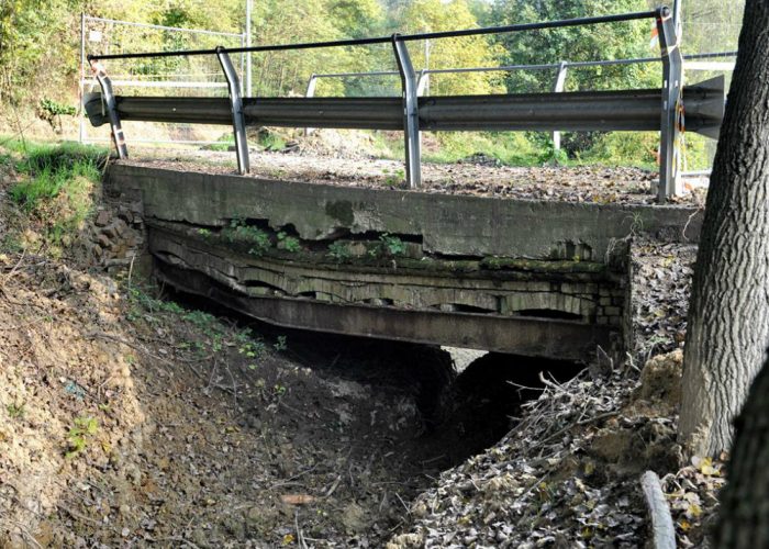 Crolla il ponte, lautobus cambiapercorso a Montegrosso Cinaglio