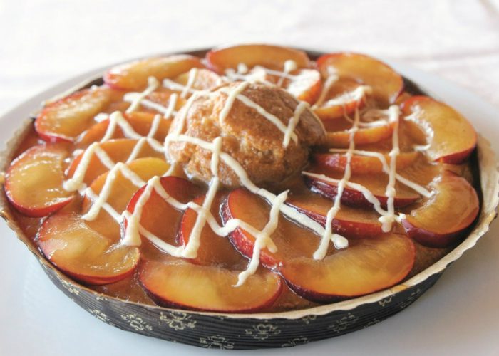 Crostata di pesche e amaretti con crema soffice alla vaniglia